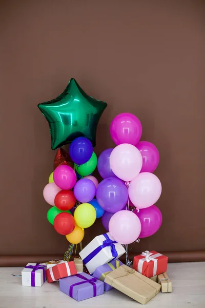 Palloncini di diversi colori con regali per la vacanza — Foto Stock