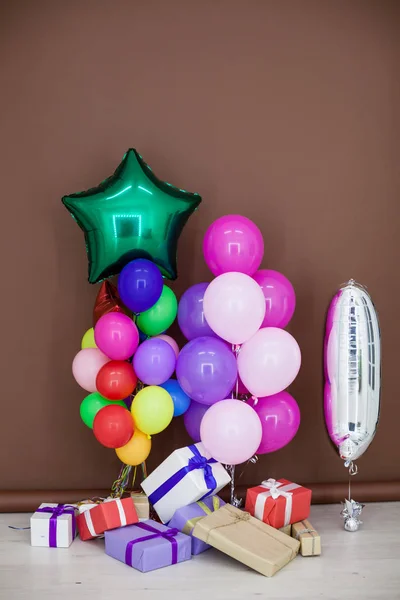Μπαλόνια διαφόρων χρωμάτων με δώρα για τις διακοπές — Φωτογραφία Αρχείου