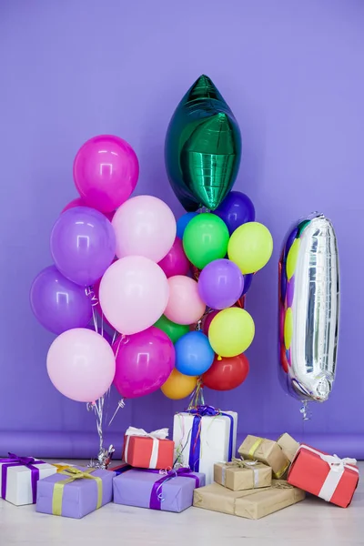 Balões de cores diferentes e presentes de aniversário para o feriado — Fotografia de Stock