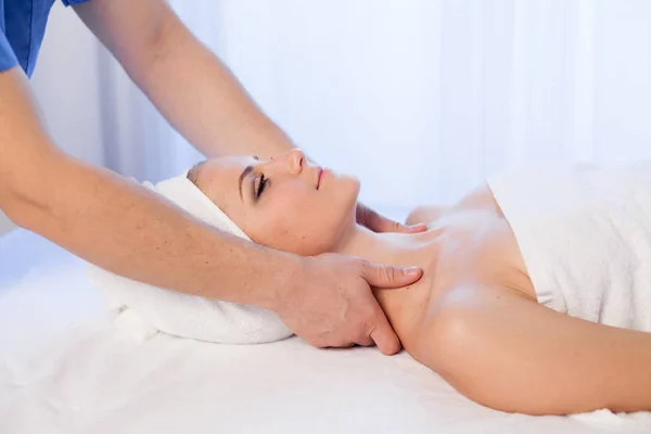 Médico cosmetologista fazendo massagem facial menina tratamentos de spa — Fotografia de Stock