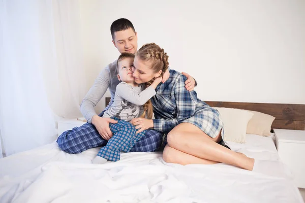 Mom and dad and little boy in the bedroom — Stock Photo, Image