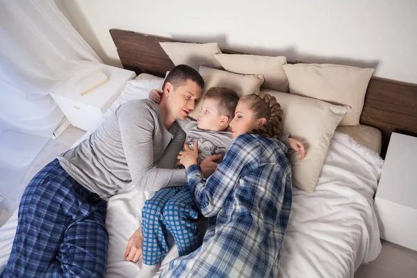 Мама і тато і маленький хлопчик в спальні — стокове фото