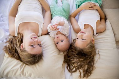 sabah üç kız kız yatak odasında uyandım