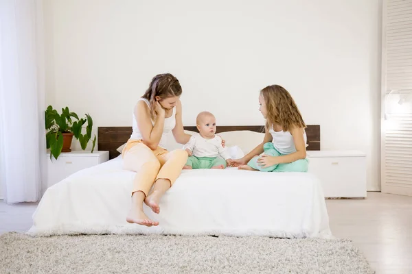 Tres hermanas niñas en la mañana en el dormitorio — Foto de Stock