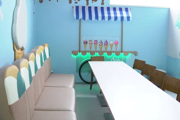 Tavolo camera blu con gelato — Foto Stock