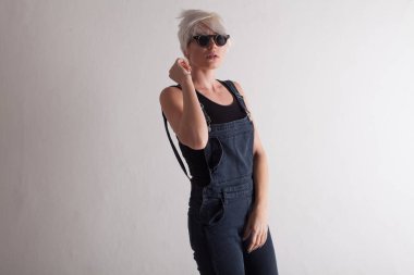 moda kız fotoğrafçısına poz