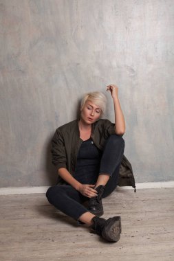 giyinmiş bir adam bir eski odasında kız