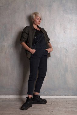 giyinmiş bir adam bir eski odasında kız