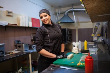 kadın aşçı suşi restoran mutfak üzerinde hazırlar