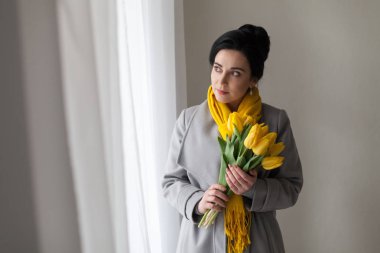 Kız bahara sarı laleler verdi.