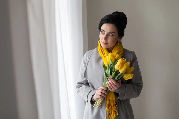 A menina deu as tulipas amarelas primavera — Fotografia de Stock