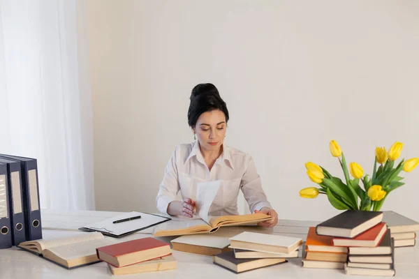 Dziewczyna czytania książki w tabeli w Office business — Zdjęcie stockowe