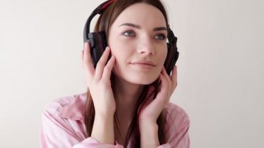 kadın pijama oyunları müzik için kulaklık yatıyor