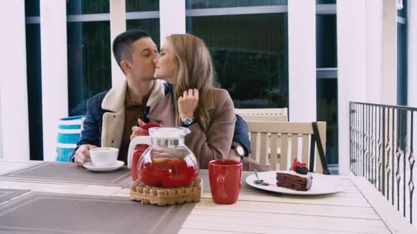 Mężczyzna i kobieta siedzą w restauracji miłości — Wideo stockowe