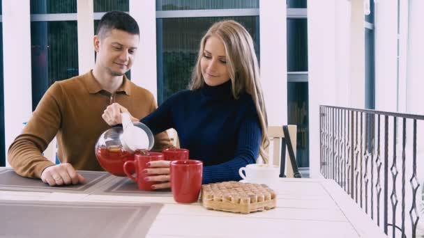 Manžel a manželka pije čaj jíst zákusek v restauraci — Stock video