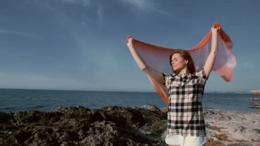 Rüzgardaki bir eşarp denize sıfır plaj güzel kadın