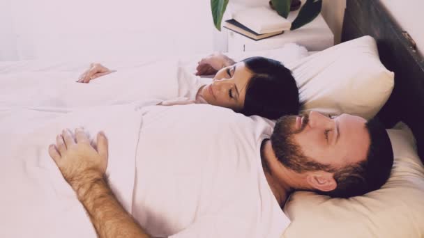 Un hombre y una mujer que duermen junto a marido y mujer — Vídeos de Stock