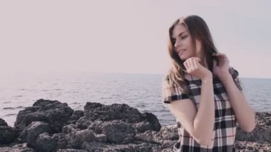 güzel kadın taş kıyı okyanus oturur