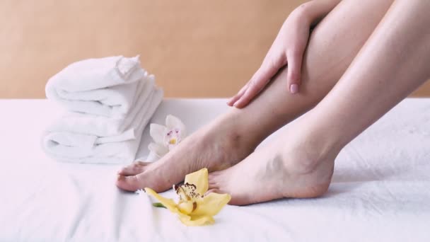 Jambes de femmes avec un spa de massothérapie sur serviettes blanches — Video