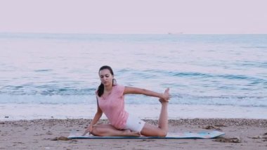 Kız jimnastik, yoga Yalı sahilde devreye girer
