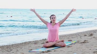 Kız jimnastik, yoga Yalı sahilde devreye girer