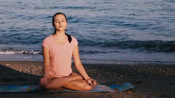 Das Mädchen macht Gymnastik, Yoga am Strand der Meeresküste — Stockvideo