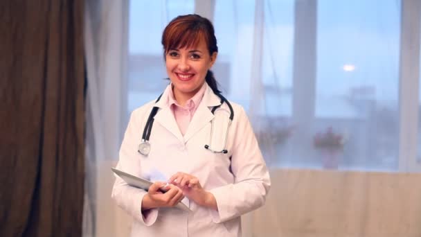 Женщина-врач в больнице с таблеткой — стоковое видео