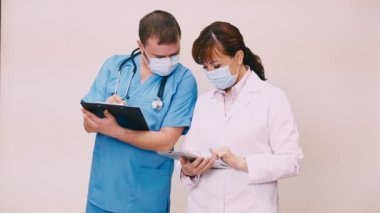 iki doktor tanılar tartışmak