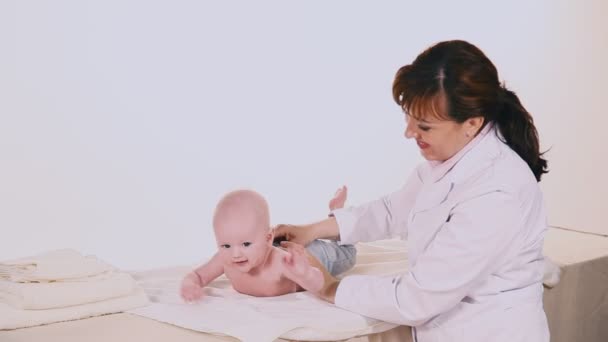 男の子の赤ちゃんマッサージを行う医師 — ストック動画
