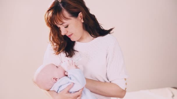 A mãe está alimentando o leite do bebê de uma mamadeira — Vídeo de Stock