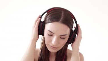Müzik ile büyük kulaklık ile bir kadın portresi