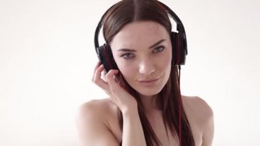 Müzik ile büyük kulaklık ile bir kadın portresi