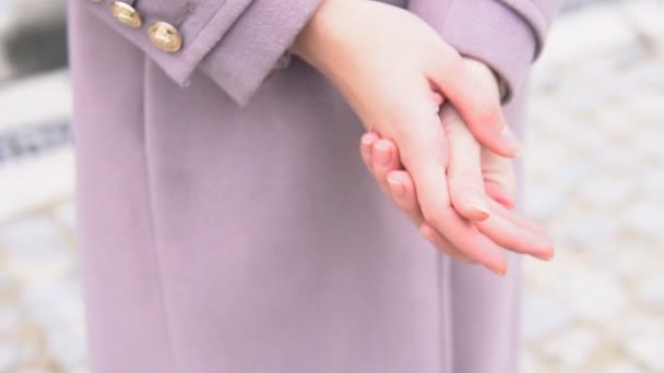 Женские руки закрываются холодными — стоковое видео