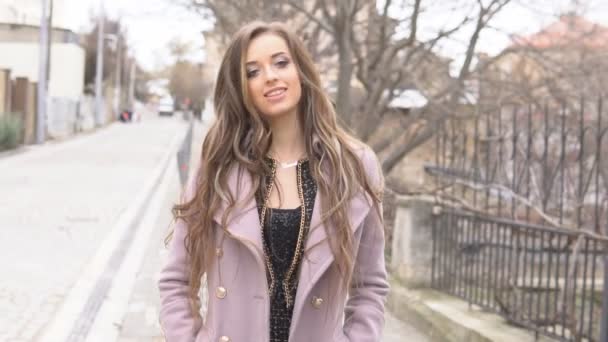 Schöne Mädchen posiert auf der Straße — Stockvideo