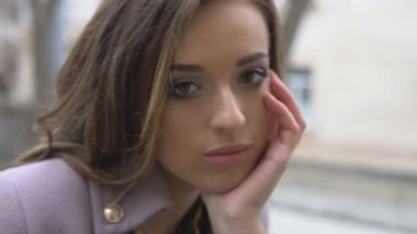 yakın çekim sokakta güzel bir kız