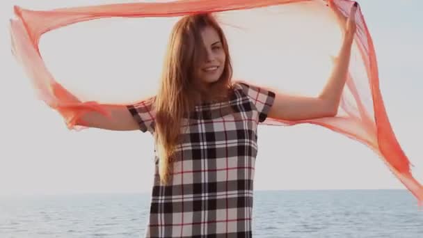 Mooie vrouwen omslagdoek ontwikkelt op de wind — Stockvideo