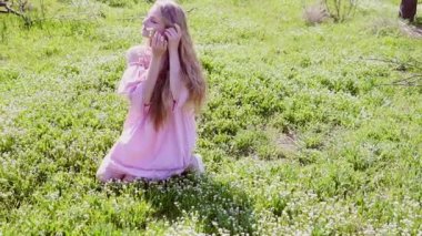 sarışın kadın ve bahar olarak bahçede çiçek