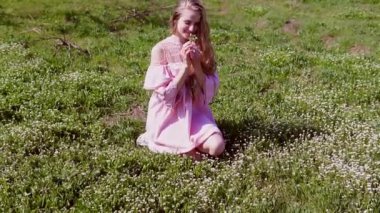 sarışın kadın ve bahar olarak bahçede çiçek