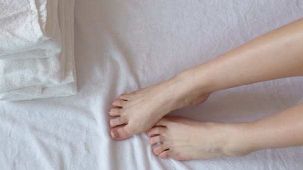Жіночі ноги з масажною терапією спа на білих рушниках — стокове відео