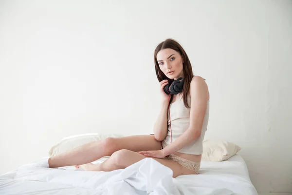Meisje in lingerie wakker in de ochtend in de slaapkamer — Stockfoto