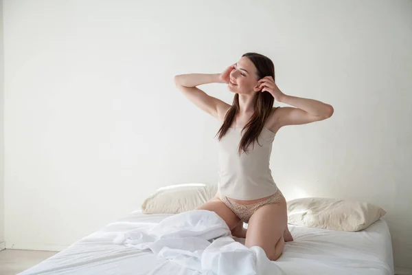 Chica en lencería se despertó por la mañana en el dormitorio —  Fotos de Stock