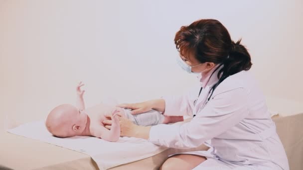 Žena lékař zkoumá kojenecká stetoskop — Stock video