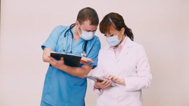 iki doktor tanılar tartışmak