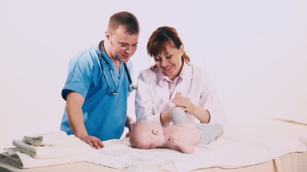 Zwei Ärzte untersuchen einen kleinen Jungen — Stockvideo