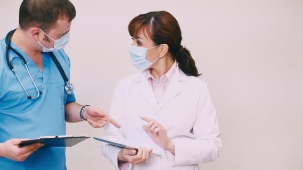 Два лікарі обговорюють діагнози — стокове відео