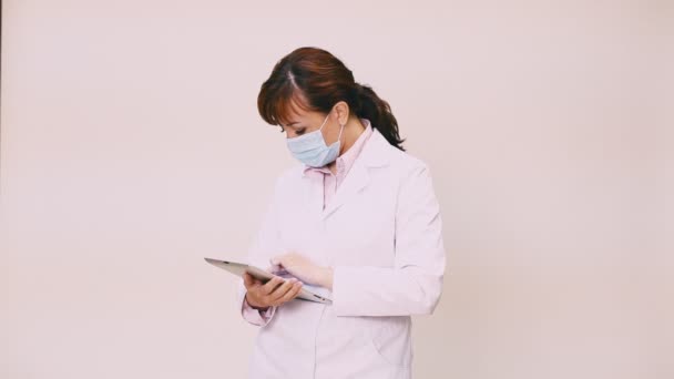Médico mulher no hospital com o Tablet — Vídeo de Stock