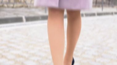 Bayan bacaklar bir taş yolda siyah ayakkabı