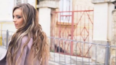 açık havada gülümseyerek poz paltolu güzel kız