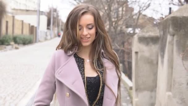 Beautiful girl posing on the street — Stock Video