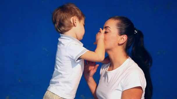 Anne ve oğlu gülmek ve öpücük oyna — Stok video